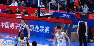 谈球吧(中国)官方网站🤪师从莫兰特？青岛外援鲍威尔打中后 做出“扔手雷”姿势庆祝