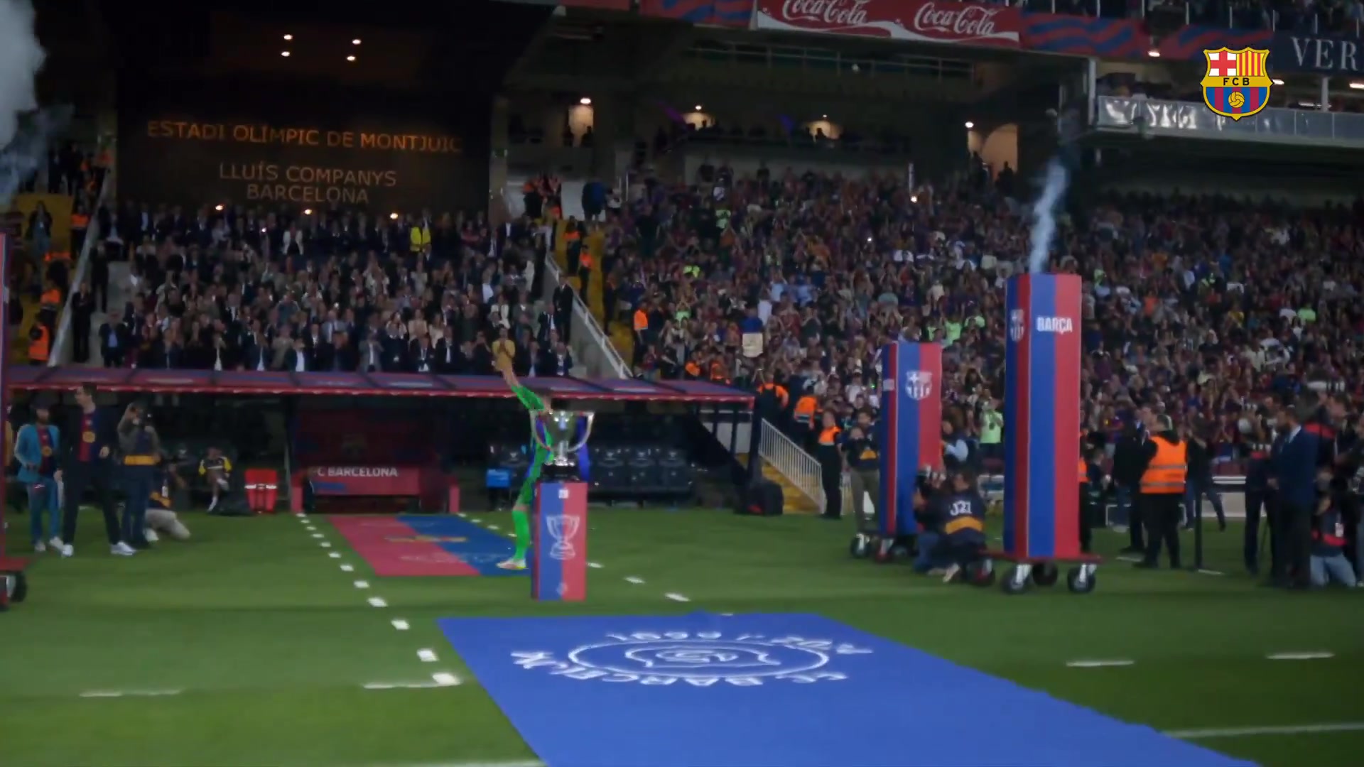 谈球吧官网登录入口荣耀时刻！巴萨主帅、球员一一登场接受欢呼，特狮捧起奖杯🎉