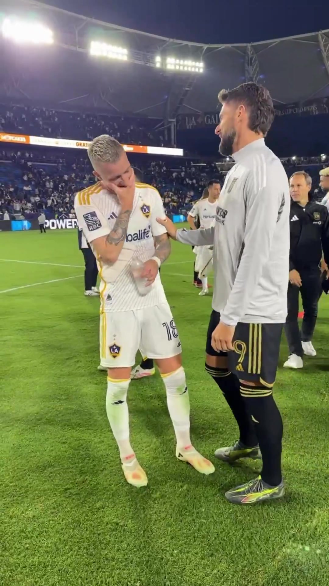 谈球吧聊啥呢？罗伊斯、吉鲁洛杉矶德比赛后热聊，前者梅开二度