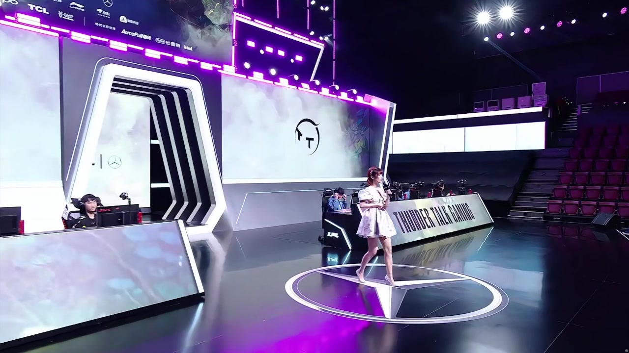 谈球吧体育app官网深圳主场的灯光有够吓人！夏安碎花一字裙登台被灯光照得面色发白