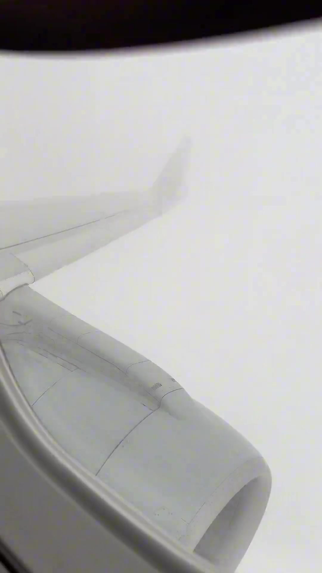 谈球吧非常惊险！孟超晒视频飞机亲历俄城恶劣天气：希望大家都平安出行